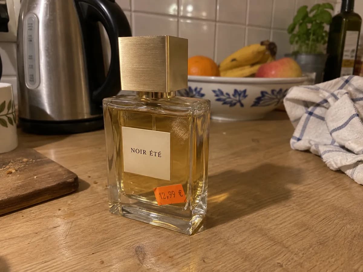 Handyfoto einer Parfumflasche auf der Küchenarbeitsplatte, mit Preisaufkleber